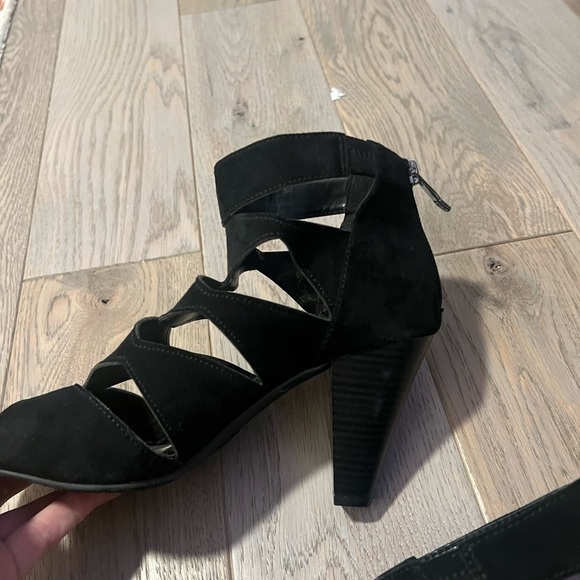 OPEN Toed, 3 Inch Heel, Black Sandal Style Liz Claiborne Heels, Size 7.5 - Picture 4 of 6